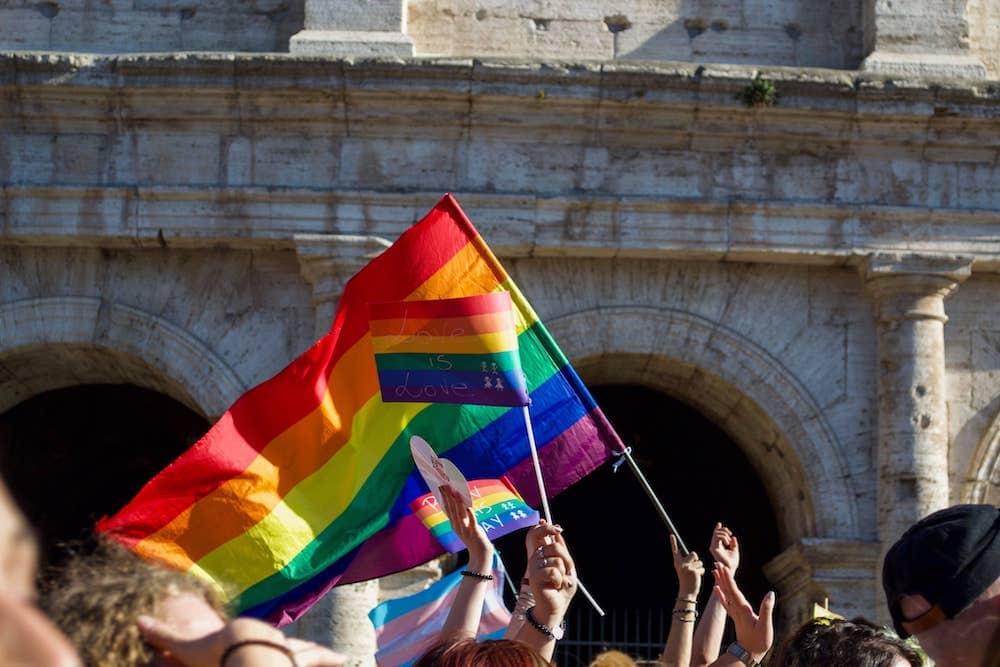 Scopri le 10 città più gay friendly d'Italia, destinazioni perfette per il turismo arcobaleno nel 2025